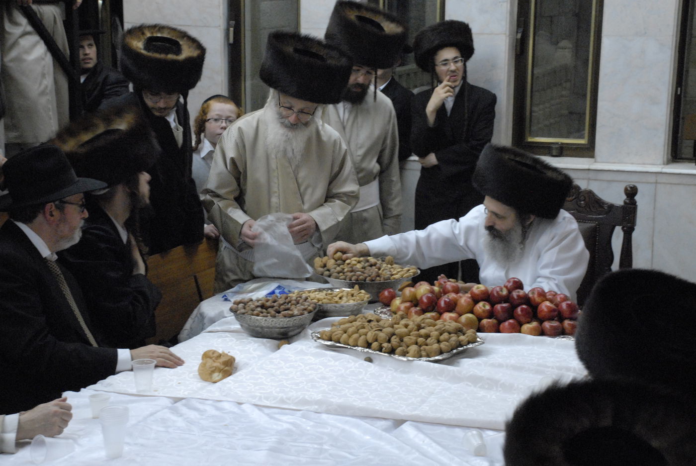 צפו בתיעוד: טיש תפוחים בשומרי אמונים