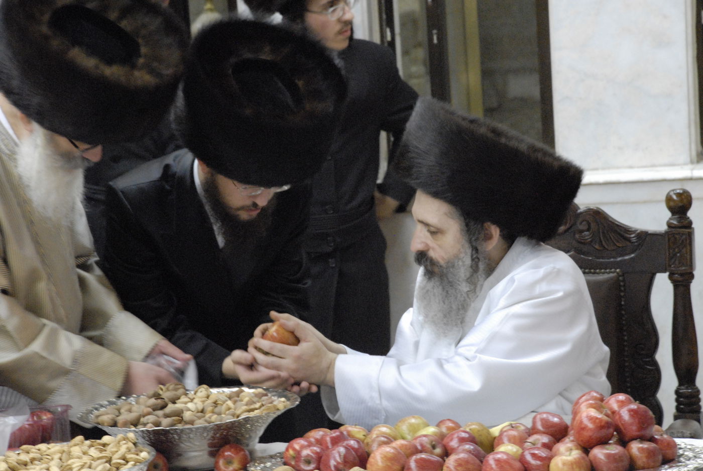 צפו בתיעוד: טיש תפוחים בשומרי אמונים