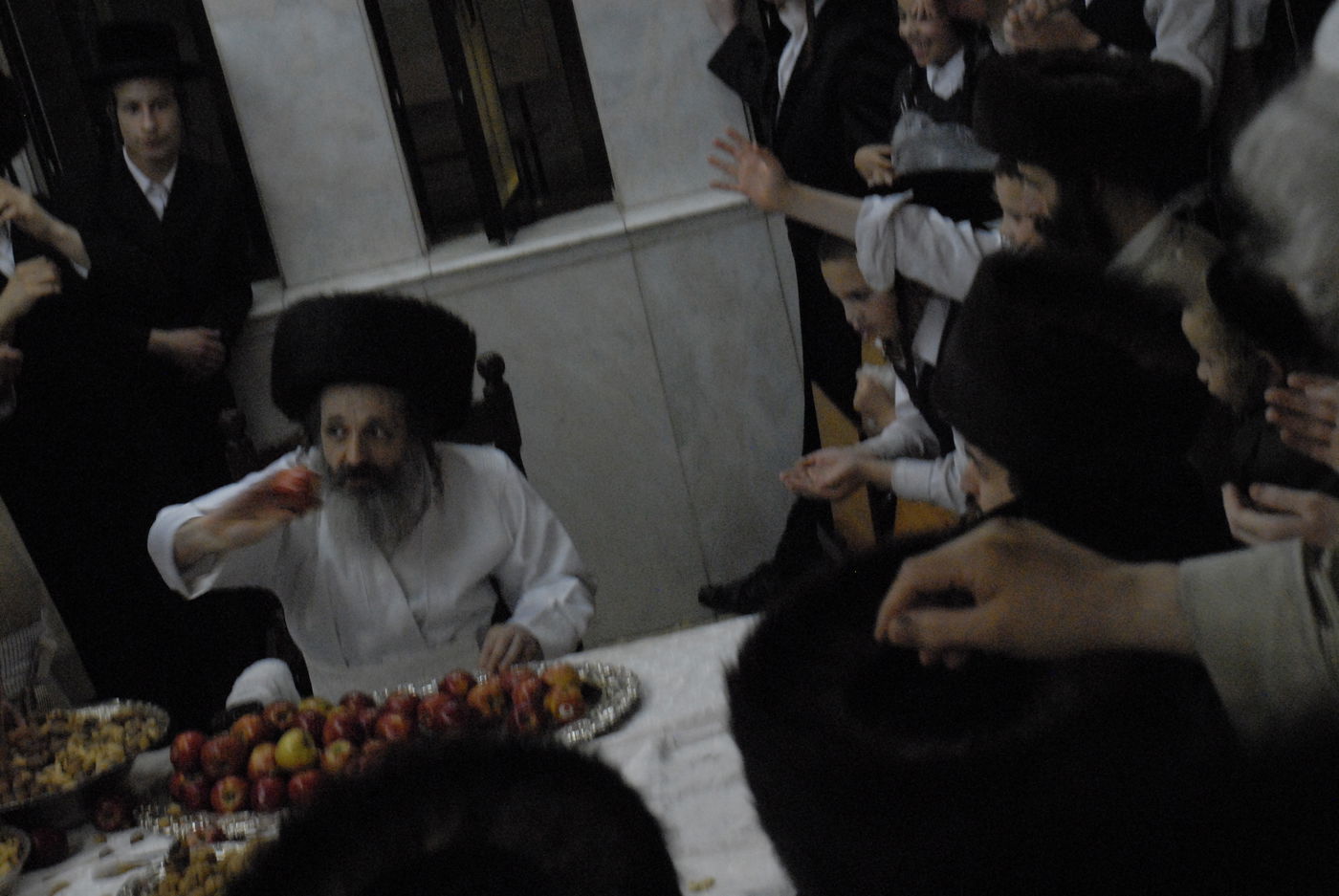 צפו בתיעוד: טיש תפוחים בשומרי אמונים