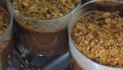 מוס שוקולד וקרנצ' מחמאת בוטנים