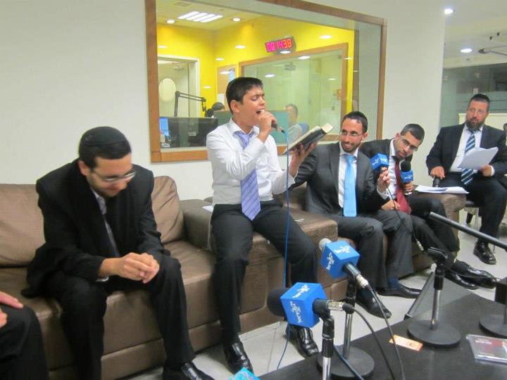 צפו בוידאו: החלה עונת הבקשות, הפייטנים מבצעים בשידור חי