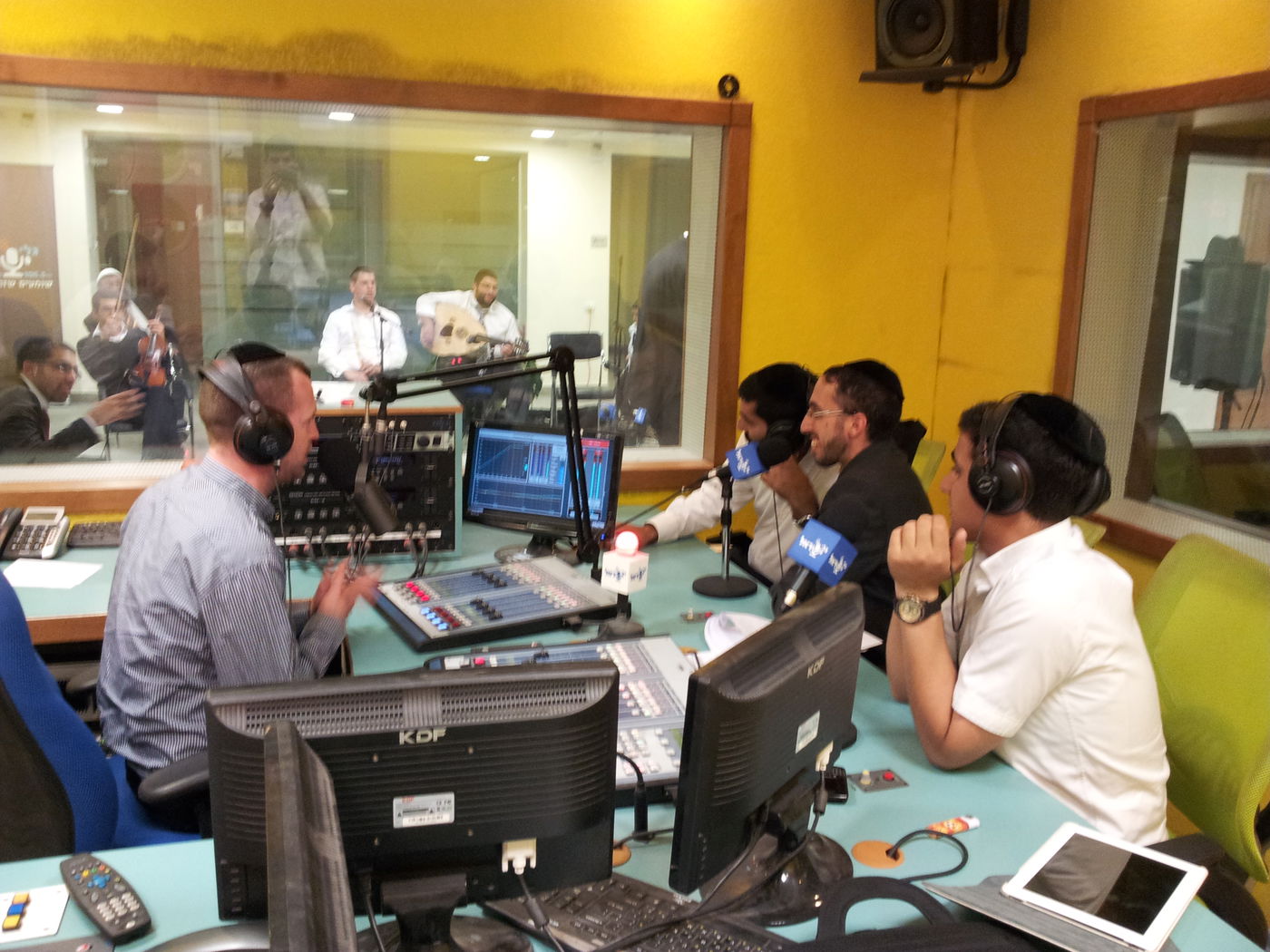 צפו בוידאו: החלה עונת הבקשות, הפייטנים מבצעים בשידור חי