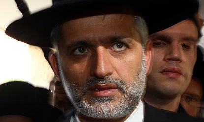 ישי. הורה לסלק צלמים מבית הרב