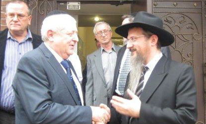 הגר"ב לאזאר בפתח בית הכנסת