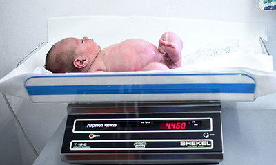 תינוק על משקל