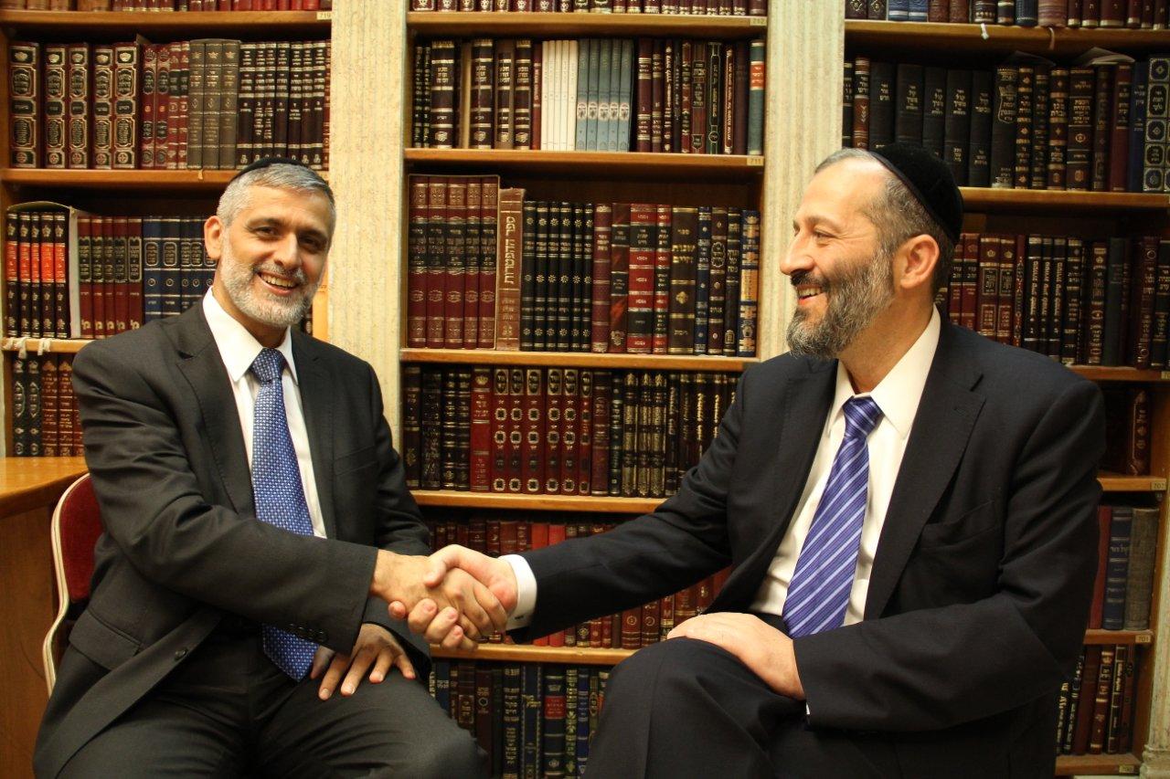 צפו: פגישת הפיוס בין אלי ישי ואריה דרעי