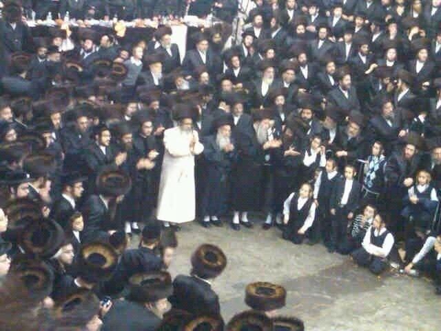 צפו: חתונת נכדו הראשון של האדמו"ר מסאטמר