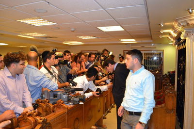 משמאל: חיים גריידנגר, כתב מעריב