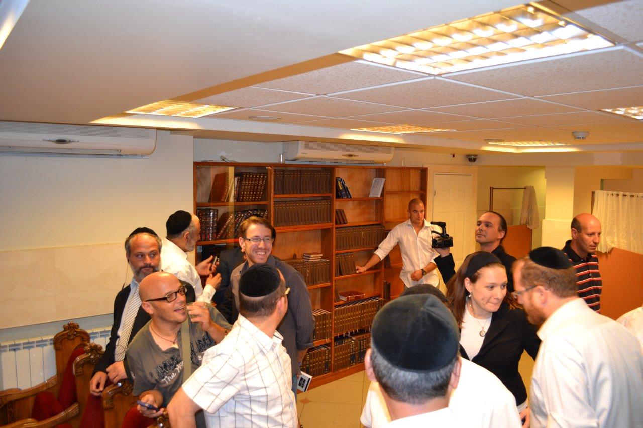 מאחורי הקלעים: חגיגת תקשורת בבית הרב עובדיה יוסף