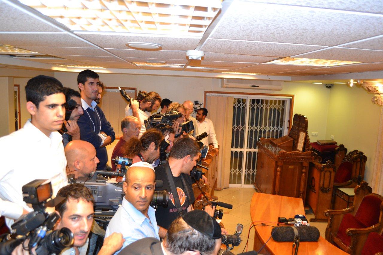 מאחורי הקלעים: חגיגת תקשורת בבית הרב עובדיה יוסף