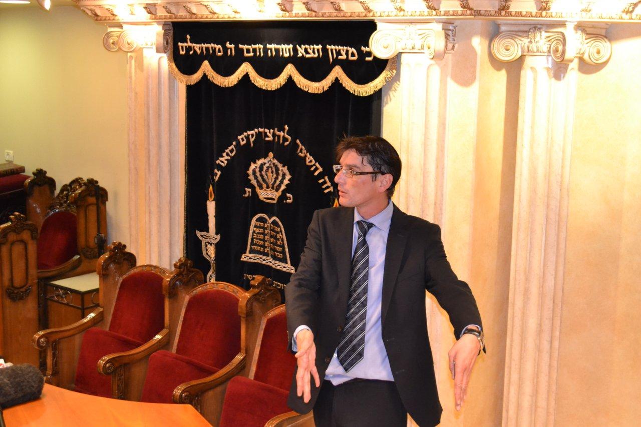 מאחורי הקלעים: חגיגת תקשורת בבית הרב עובדיה יוסף