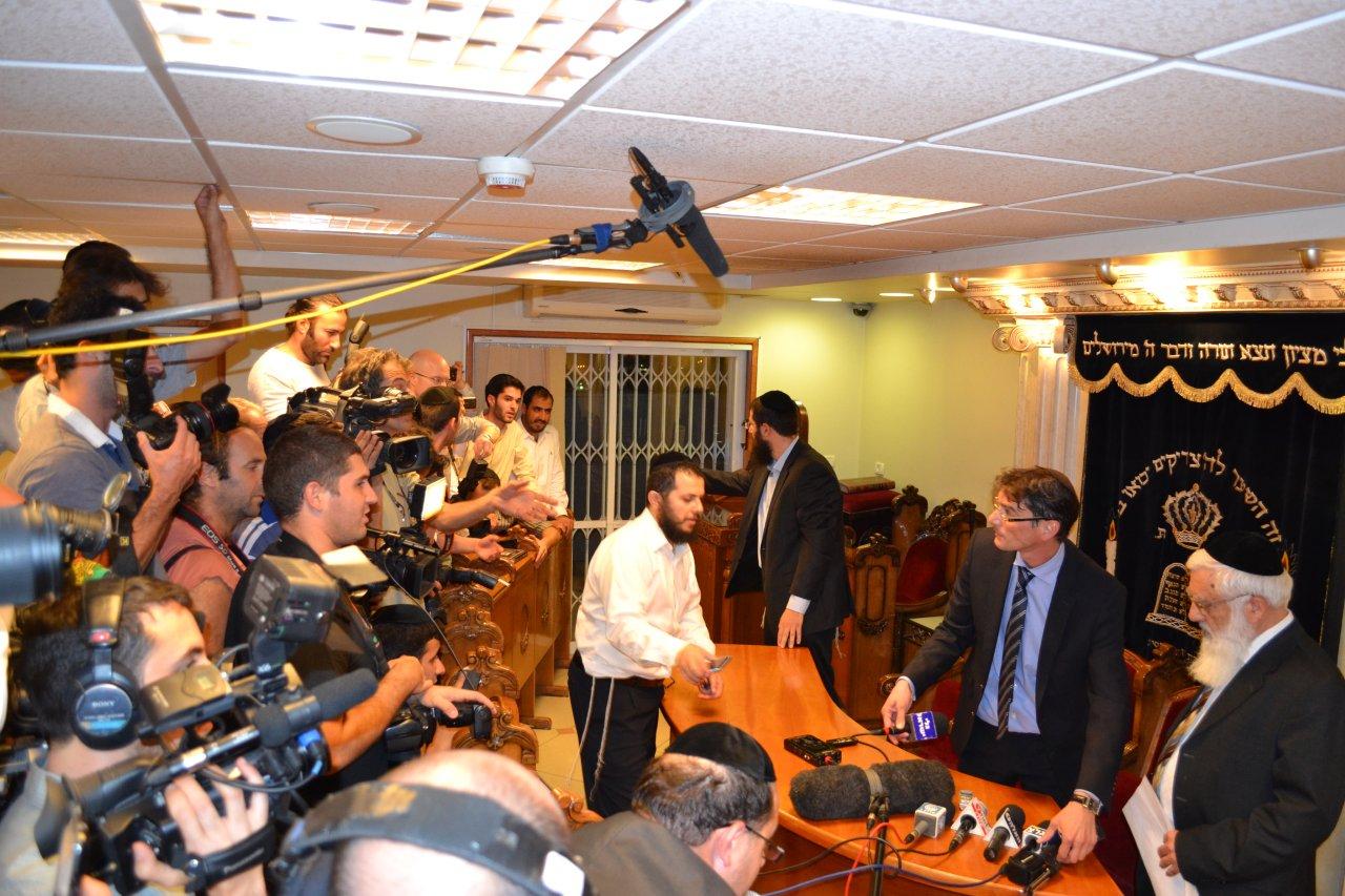 מאחורי הקלעים: חגיגת תקשורת בבית הרב עובדיה יוסף