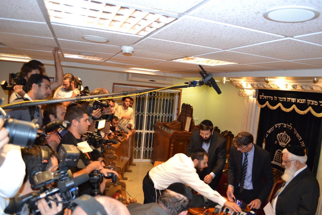 מאחורי הקלעים: חגיגת תקשורת בבית הרב עובדיה יוסף
