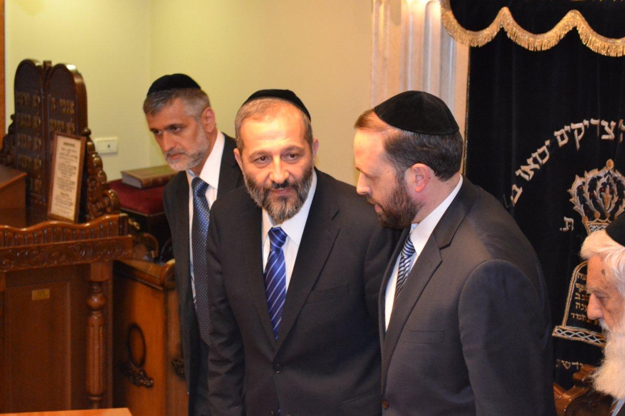 מאחורי הקלעים: חגיגת תקשורת בבית הרב עובדיה יוסף