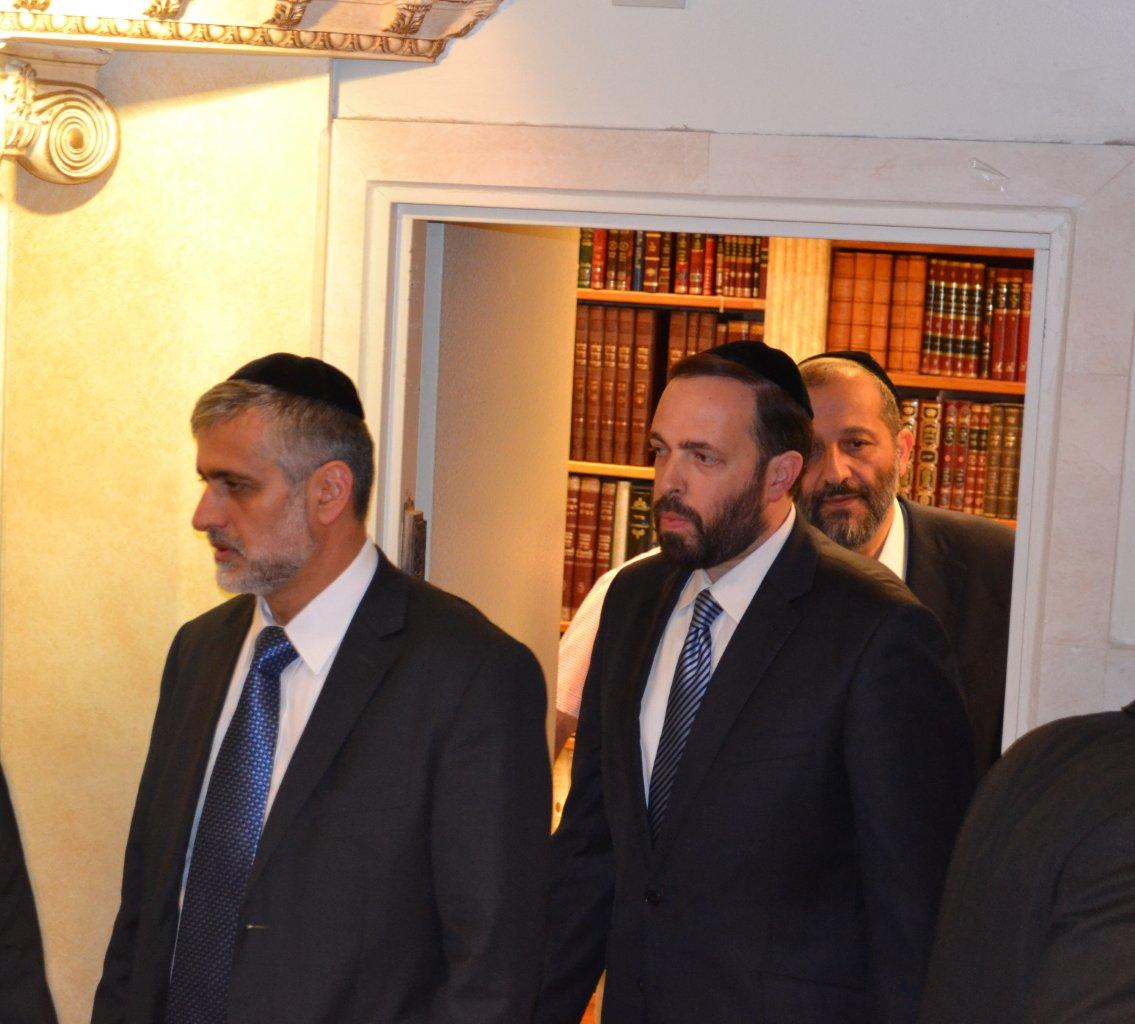 מאחורי הקלעים: חגיגת תקשורת בבית הרב עובדיה יוסף