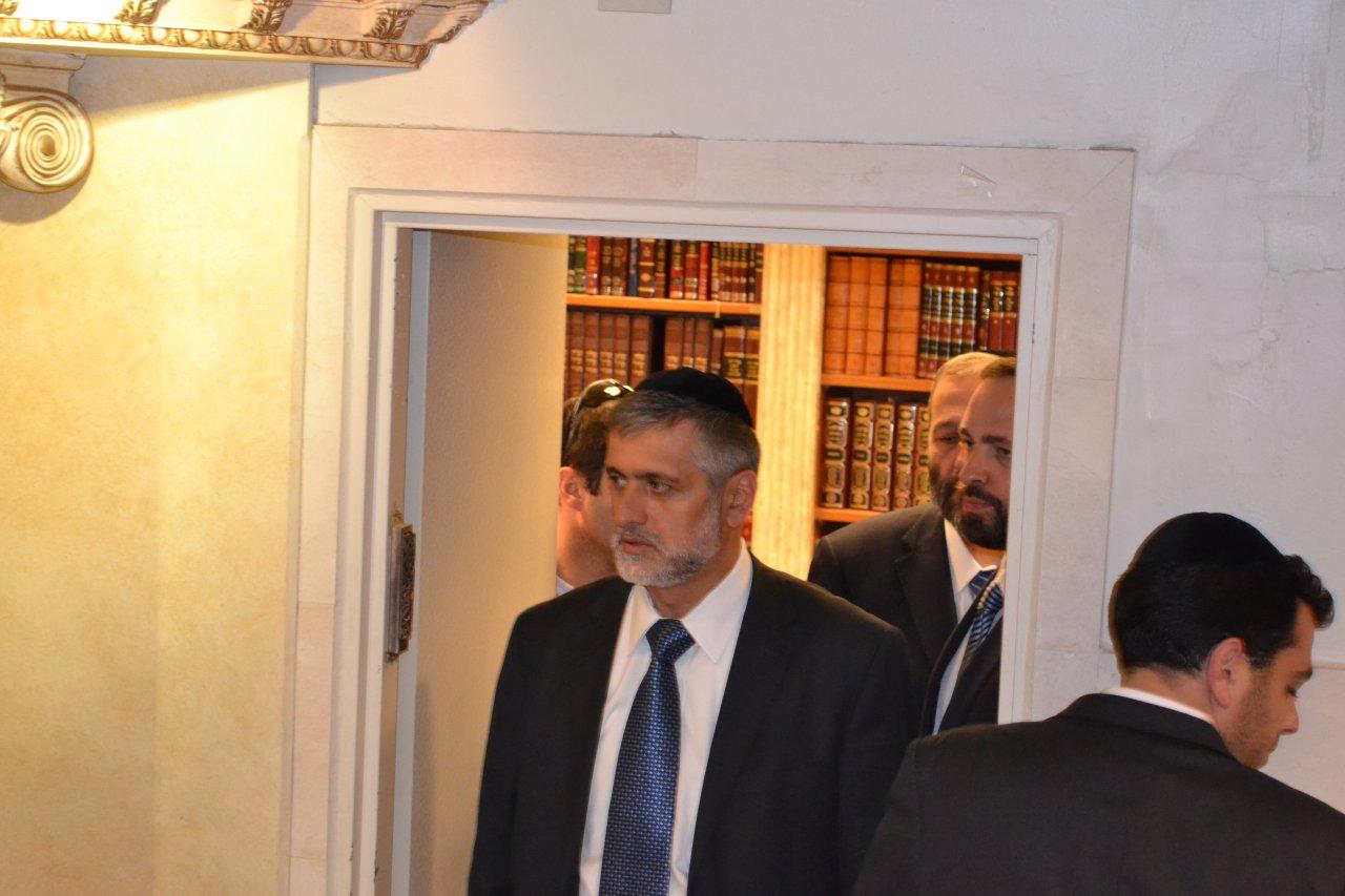 מאחורי הקלעים: חגיגת תקשורת בבית הרב עובדיה יוסף