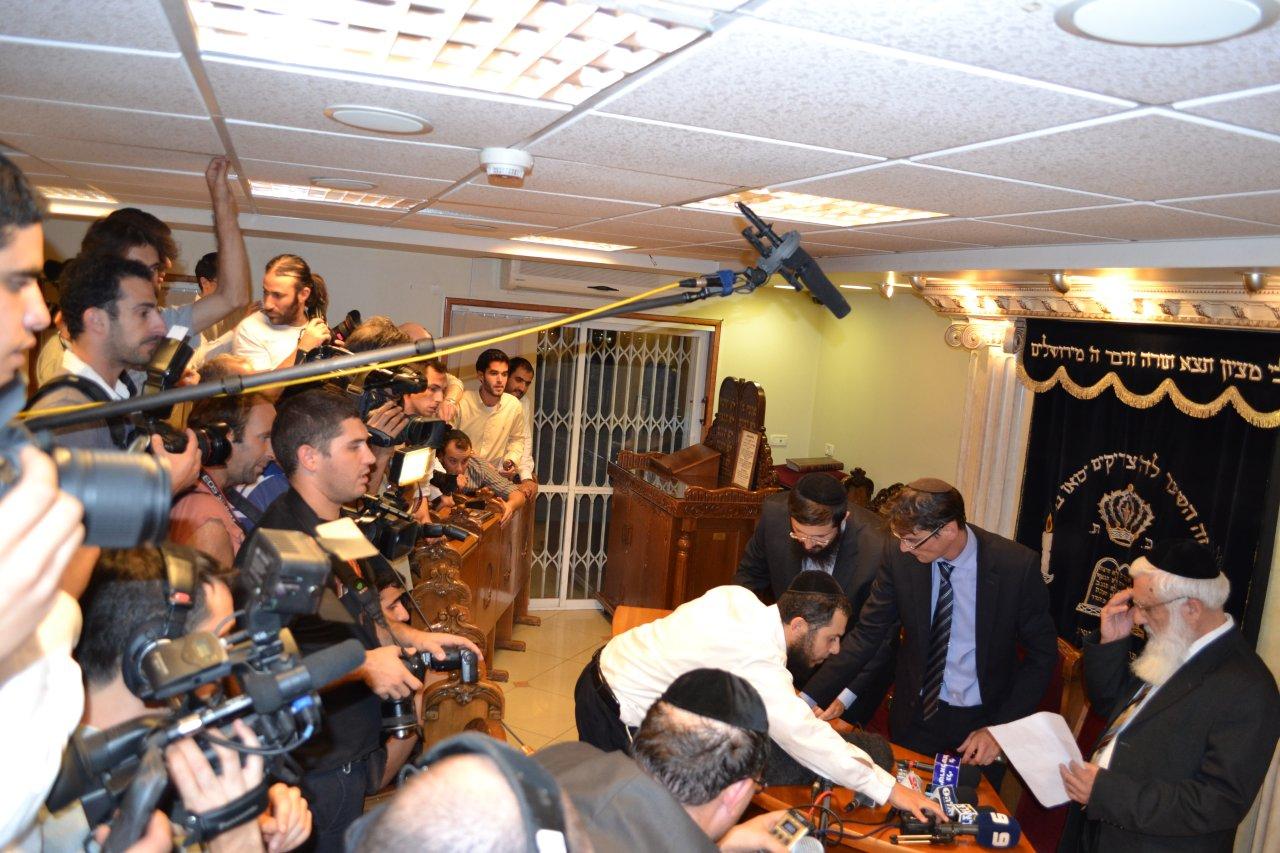 מאחורי הקלעים: חגיגת תקשורת בבית הרב עובדיה יוסף