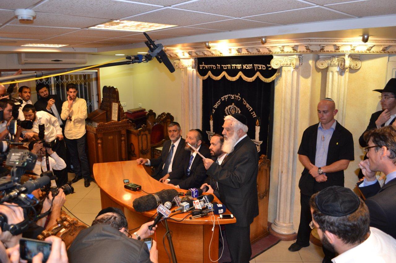 מאחורי הקלעים: חגיגת תקשורת בבית הרב עובדיה יוסף