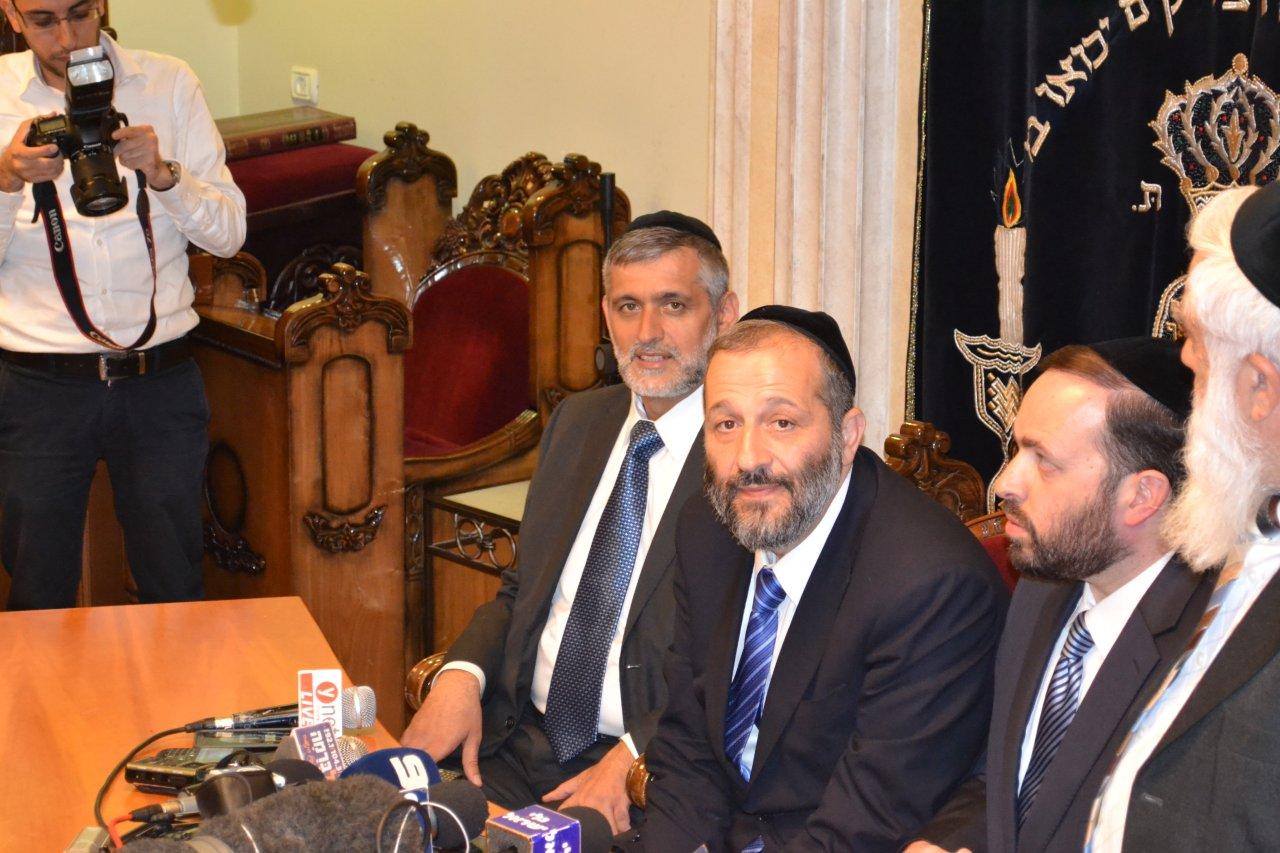 מאחורי הקלעים: חגיגת תקשורת בבית הרב עובדיה יוסף