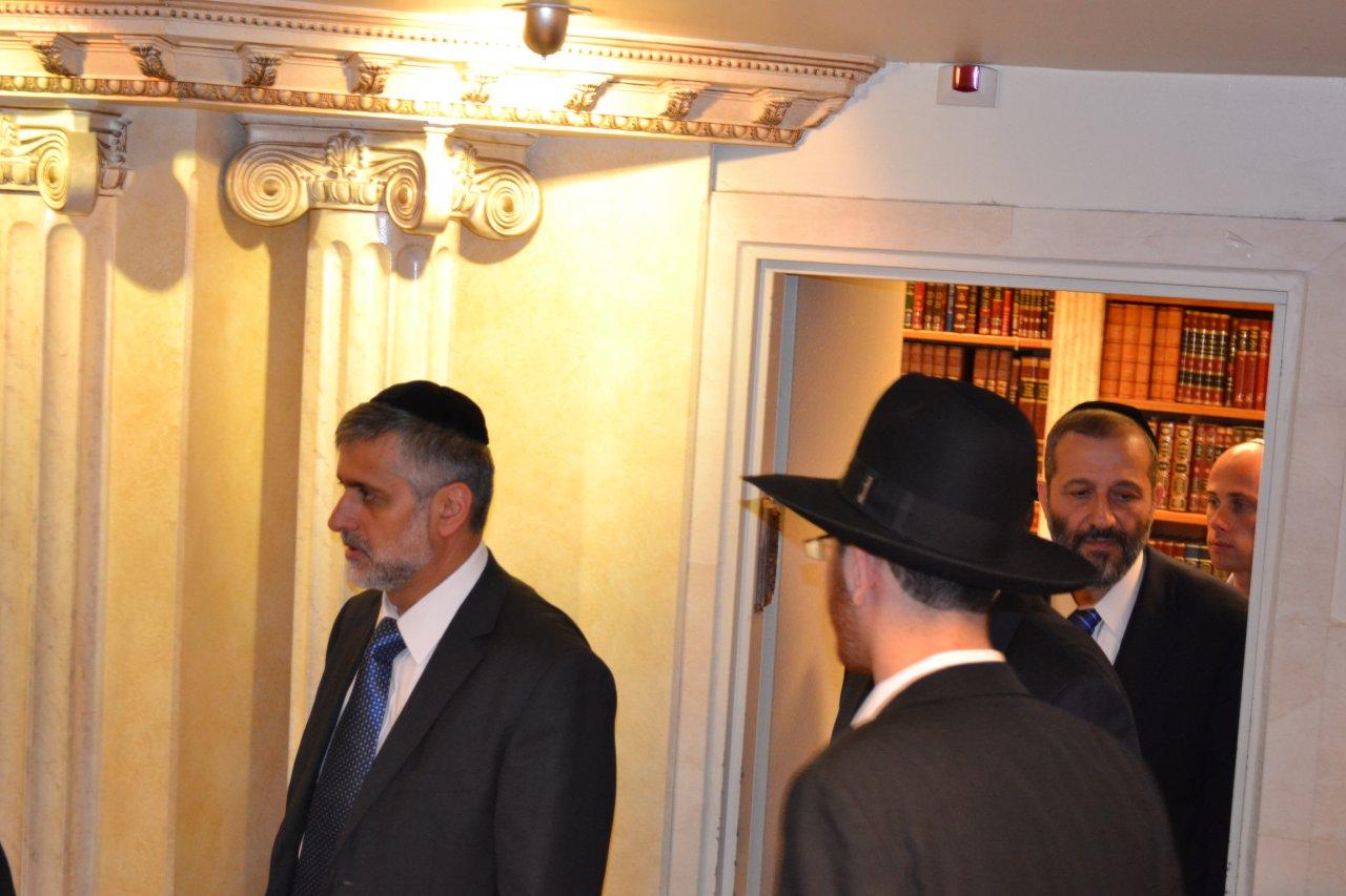 מאחורי הקלעים: חגיגת תקשורת בבית הרב עובדיה יוסף