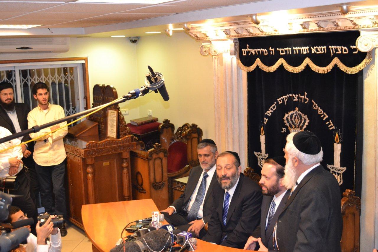 מאחורי הקלעים: חגיגת תקשורת בבית הרב עובדיה יוסף