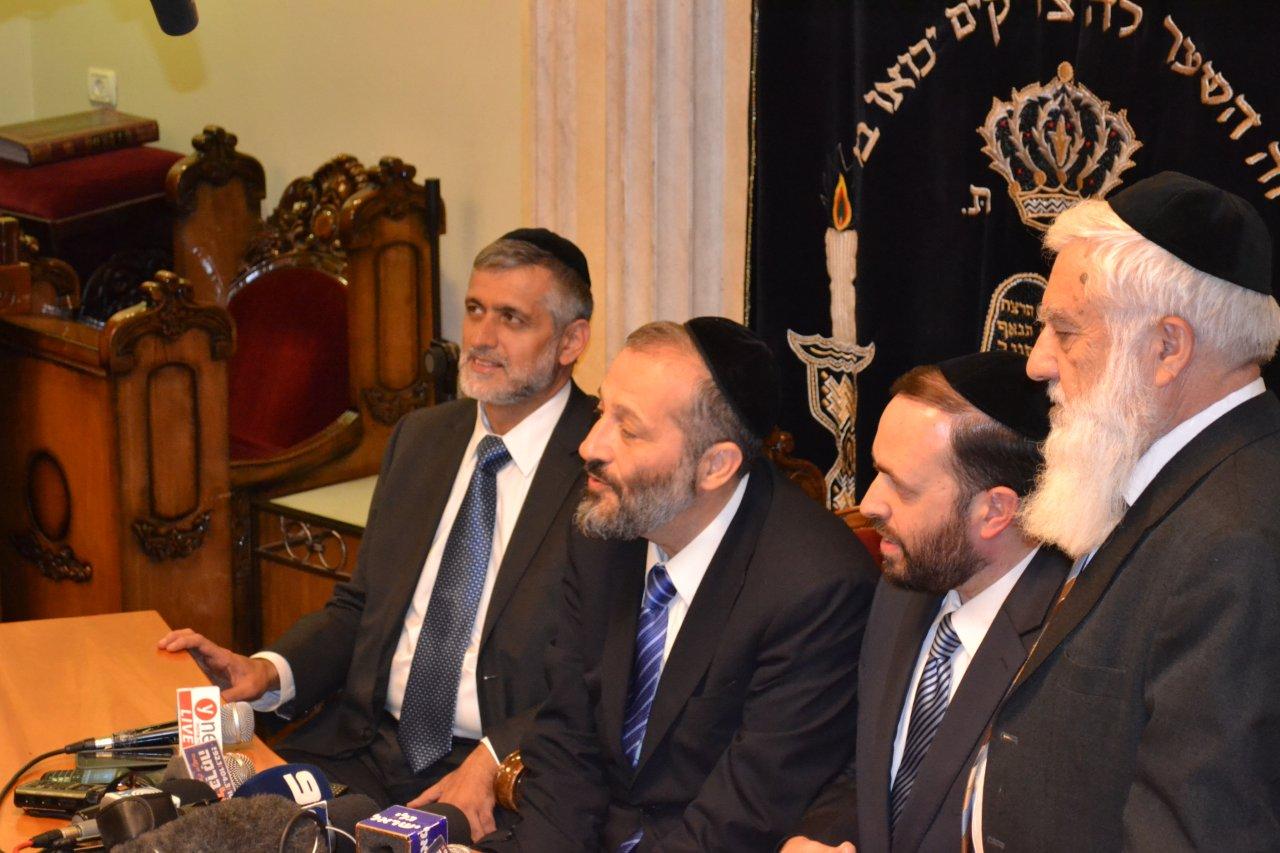 מאחורי הקלעים: חגיגת תקשורת בבית הרב עובדיה יוסף