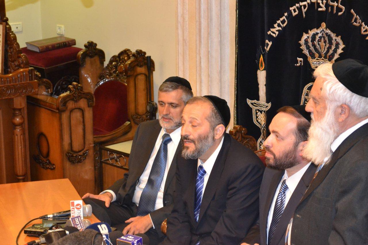 מאחורי הקלעים: חגיגת תקשורת בבית הרב עובדיה יוסף