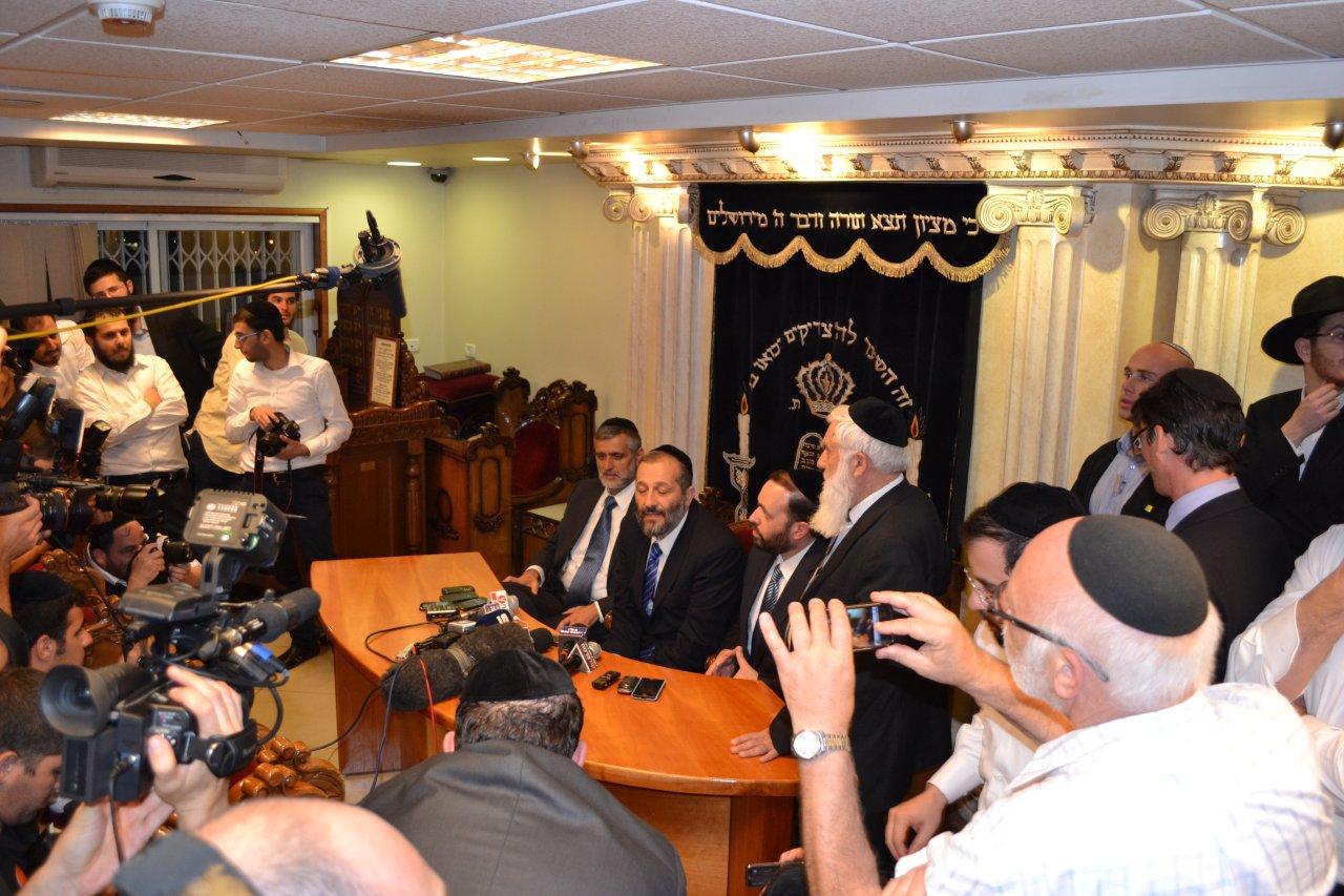 מאחורי הקלעים: חגיגת תקשורת בבית הרב עובדיה יוסף