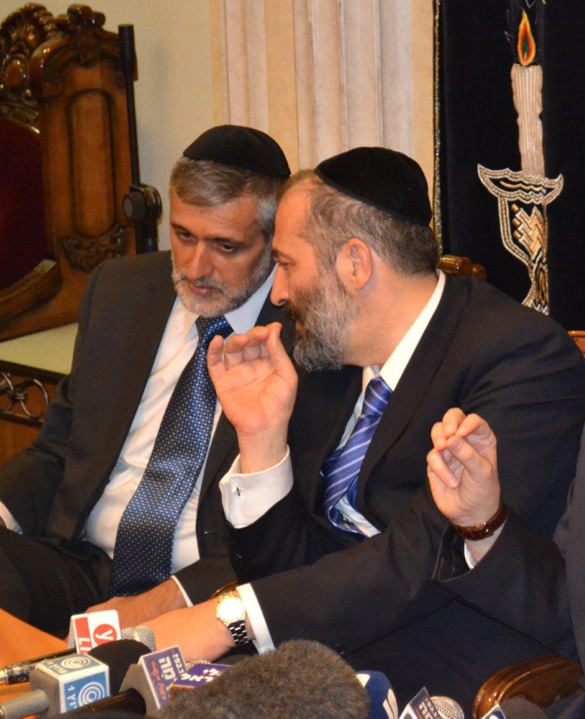 מאחורי הקלעים: חגיגת תקשורת בבית הרב עובדיה יוסף