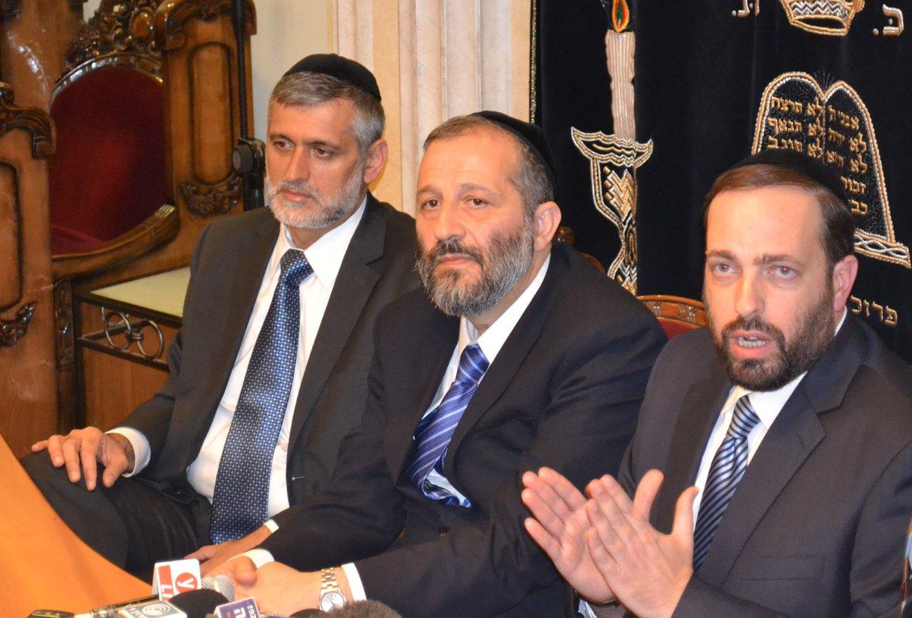 מאחורי הקלעים: חגיגת תקשורת בבית הרב עובדיה יוסף