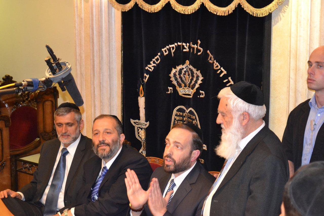 מאחורי הקלעים: חגיגת תקשורת בבית הרב עובדיה יוסף