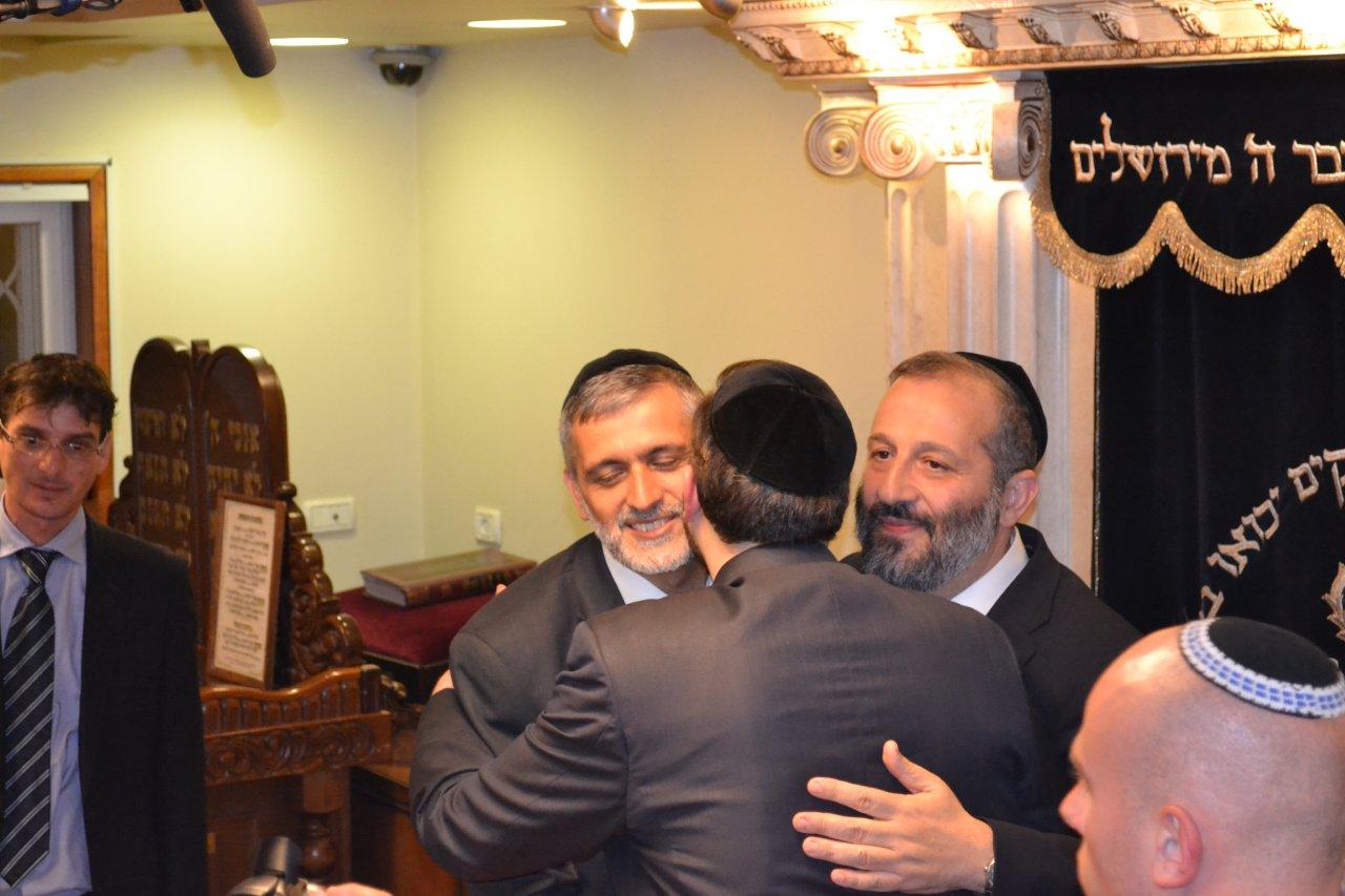 מאחורי הקלעים: חגיגת תקשורת בבית הרב עובדיה יוסף