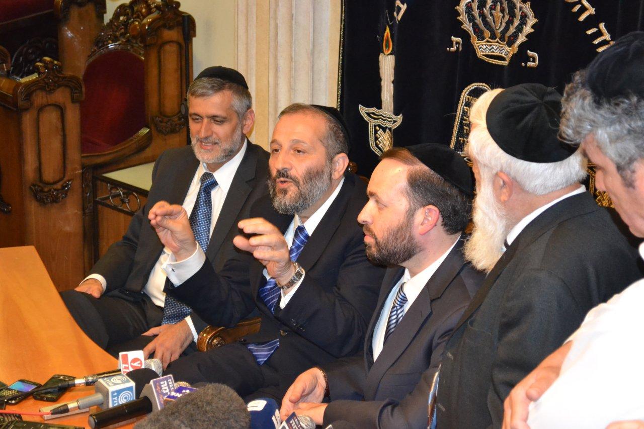 מאחורי הקלעים: חגיגת תקשורת בבית הרב עובדיה יוסף