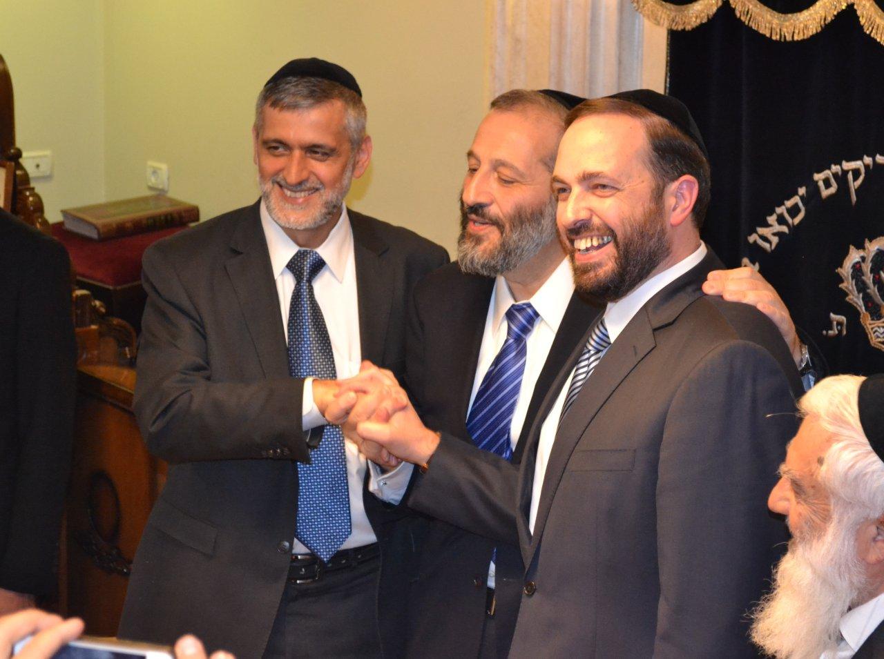 מאחורי הקלעים: חגיגת תקשורת בבית הרב עובדיה יוסף