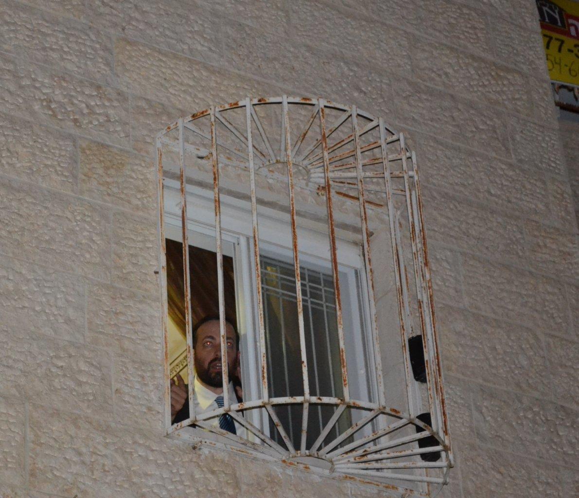 אריאל אטיאס מביט על ההמונים מהחלון