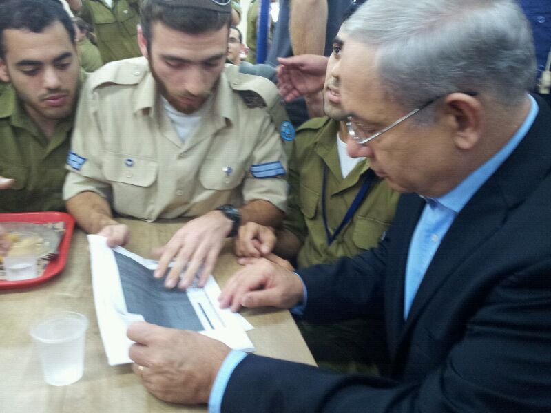 צפו: נתניהו פגש את חיילי מדור שילוב חרדים בחדר האוכל