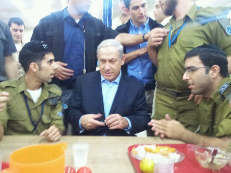 צפו: נתניהו פגש את חיילי מדור שילוב חרדים בחדר האוכל