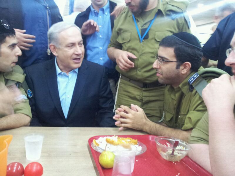 צפו: נתניהו פגש את חיילי מדור שילוב חרדים בחדר האוכל