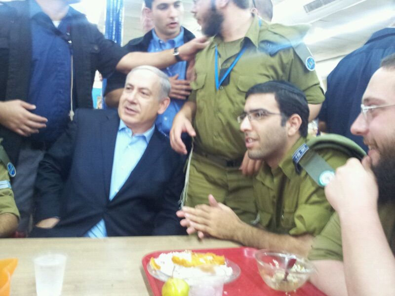צפו: נתניהו פגש את חיילי מדור שילוב חרדים בחדר האוכל