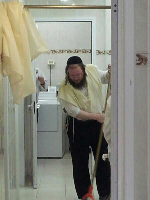עיר חרדית? רבני אלעד הפכו לפועלי ניקיון במקווה