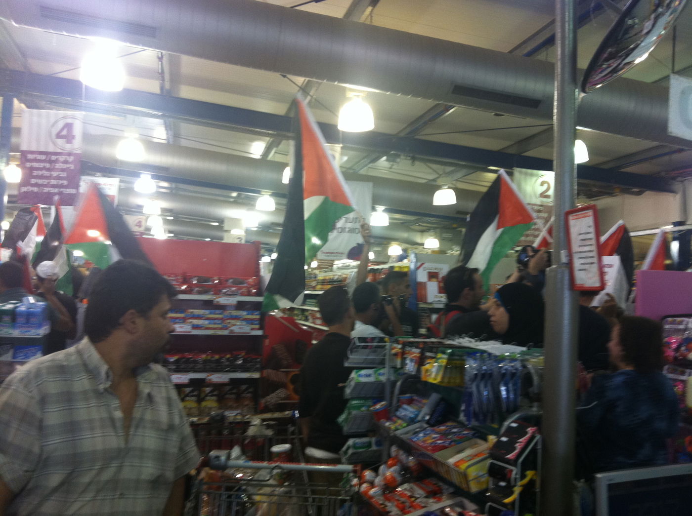 צפו: פלסטינים פורצים לסניף רמי לוי בשער בנימין