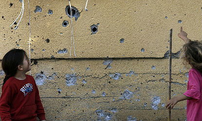 ילדות ליד זירת נפילה