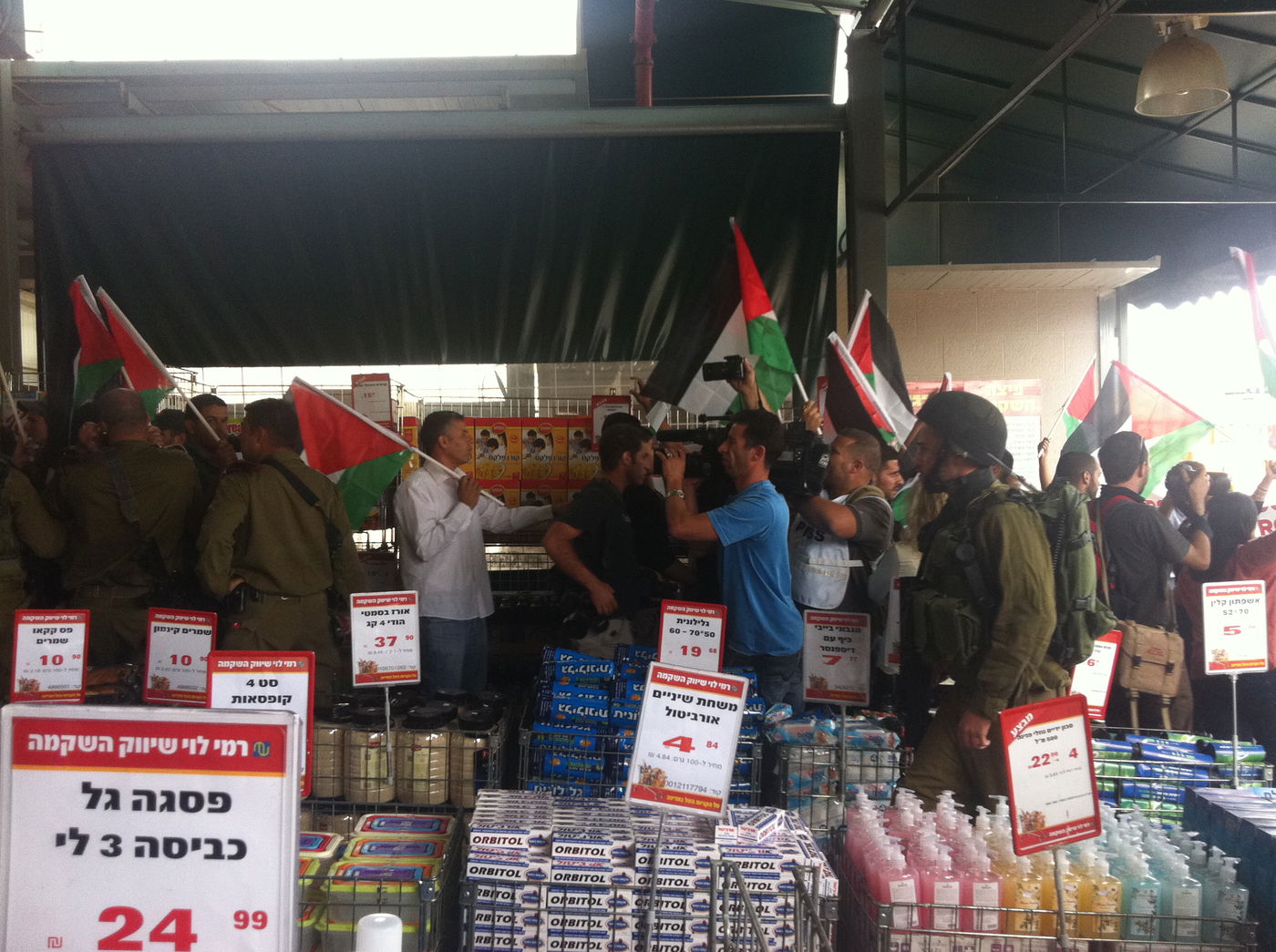 צפו: פלסטינים פורצים לסניף רמי לוי בשער בנימין