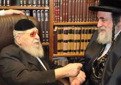 האדמו"ר מויזניץ' אצל הגר"ע יוסף