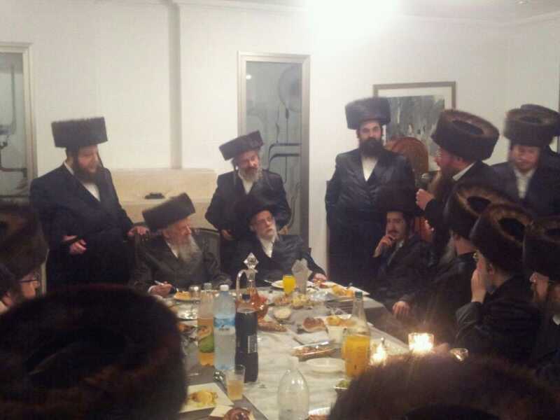 האדמו"ר ובנו בסעודת מלווה מלכה.