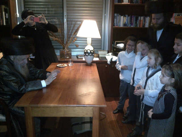 הפרידה מהנכדים. צילום בלעדי: כיכר השבת