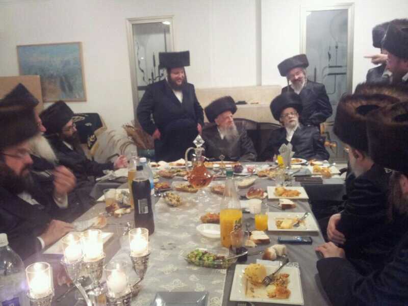 האדמו"ר ובנו בסעודת מלווה מלכה.