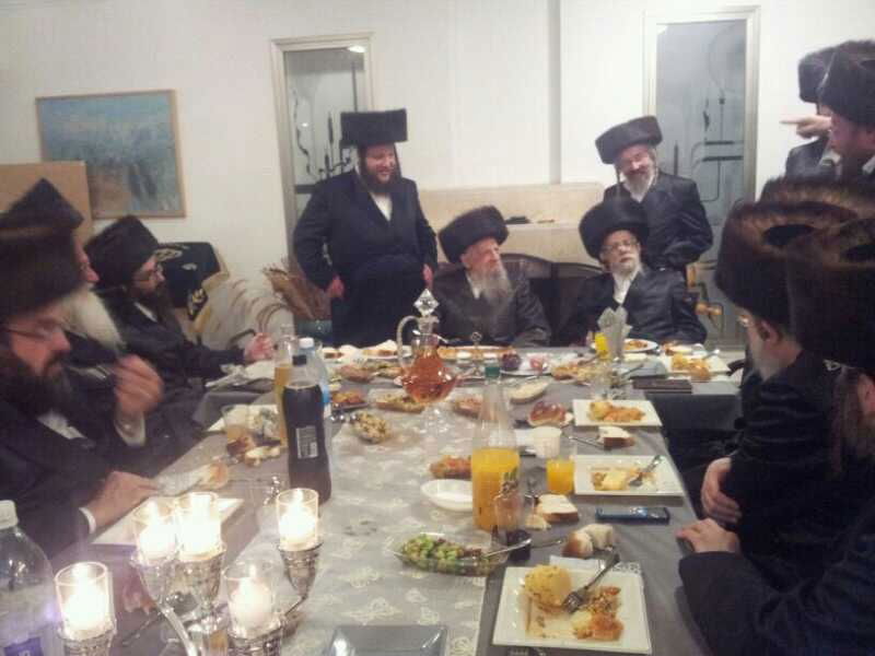 צפו: האדמו"ר מסערט ויז'ניץ בטיש מלווה מלכה