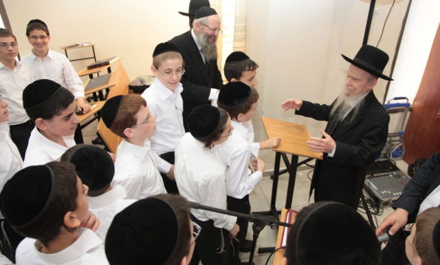 רבי גרשון אדלשטיין ותלמידי הישיבה