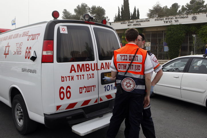 גובים כסף בתוקפנות